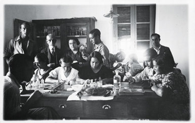 Curso de ficología marina celebrado en Marín (Pontevedra) en agosto de 1933. Josefa Martí (tercera por la izquierda, de pie) aparece  junto a los demás alumnos que estudiaban el material recolectado mediante dragados en barca (foto: AMNCN-CSIC).