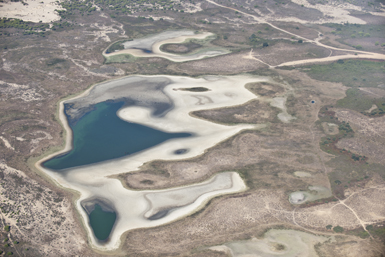 En el verano de 2012, Santa Olalla, la mayor de las lagunas de Doñana, en primer plano, sólo mantuvo inundada una cuarta parte de su superficie habitual (foto: Héctor Garrido / EBD-CSIC).