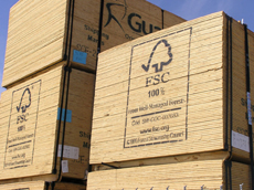 Tablones de madera certificada por FSC, identificables por ir marcados con el logotipo de este sello internacional.