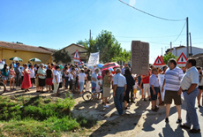 Vecinos del valle del Corneja (Ávila) se concentran en contra de la explotación de las aguas de su río (foto: Blog “La oropéndola sostenible”).