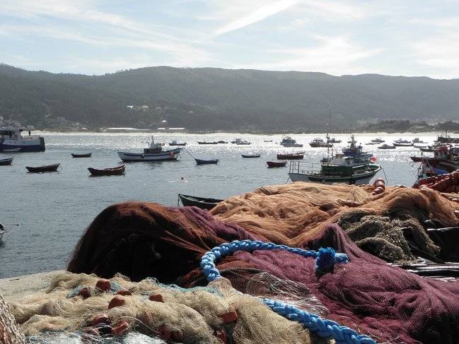 Redes y barcos de pesca en el puerto de Laxe (A Coruña). Foto: Amaianos / Wiki Commons.