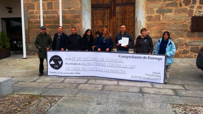Representantes de la Plataforma contra la Ley de Caza de Castilla-La Mancha, poco antes de hacer la entrega de casi cien mil firmas al Gobierno regional (foto: Ecologistas en Acción de Toledo).
