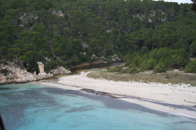 Panorámica de la playa protegida de Trebalúger, al sur de la isla de Menorca (foto: GOB Menorca).