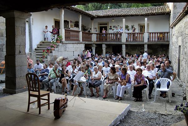 El público se dispone a escuchar un concierto organizado por Quercus Sonora en el pazo de Vilane, en Antas de Ulla (Lugo).

