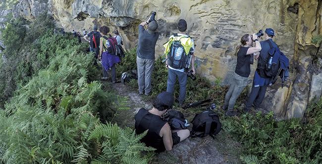 Algunos de los asistentes al II Encuentro para la Conservación hacen fotografías en una pared de arenisca del Monte Jaizkibel (foto: Niko López).