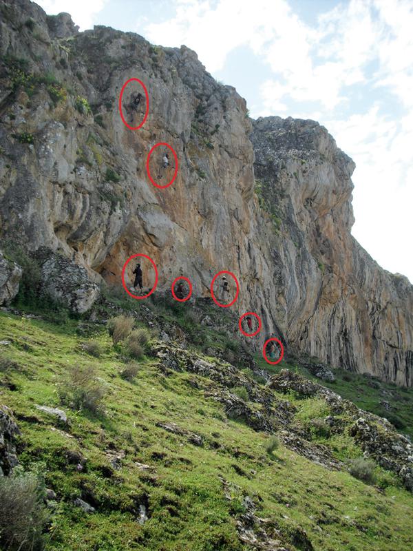 Los círculos rojos indican los escaladores presentes en el Tajo de las Zorreras (Loja, Granada) en plena época de incubación del águila perdicera (foto: Wilder South).