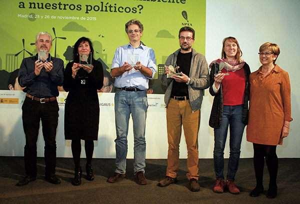 Los representantes de las cinco ONG ecologistas premiadas con el Vía APIA, junto con Clara Navío, presidenta de APIA (primera por la derecha).