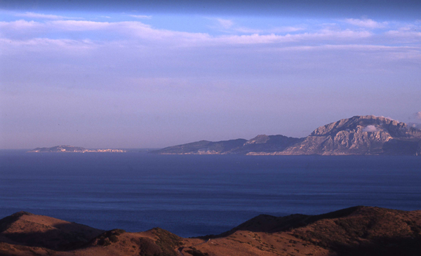 La costa africana vista desde el Mirador del Estrecho (Tarifa, Cádiz), situado a unos 300 metros sobre el nivel del mar (foto: L.J. Palomo).