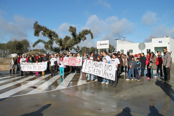 Concentración de protesta a la mina de uranio, a finales de diciembre de 2013 a la entrada de las instalaciones de Berkeley Minera de España en Retortillo (Salamanca). Foto: Jesús Cruz.