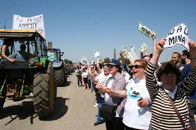 Tractores y manifestantes juntos en la marcha celebrada el pasado 21 de mayo en Torrenueva (Ciudad Real). Foto: Alberto Quero.