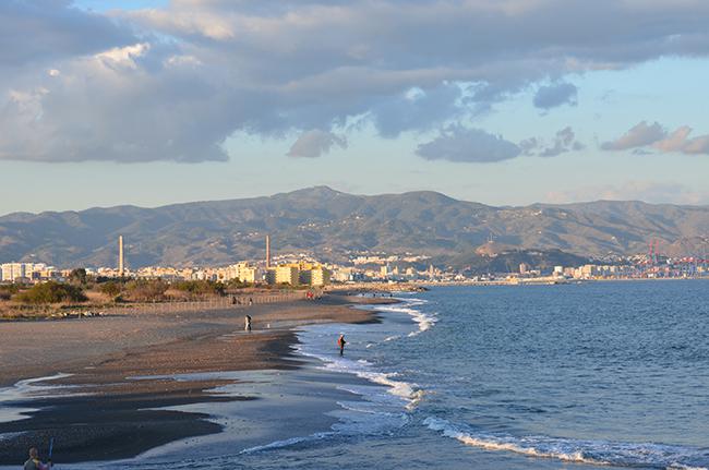 Vista de la bahía y de la ciudad de Málaga desde las playas en donde desemboca el río Guadalhorce (foto: Elena Moya-Urbano).