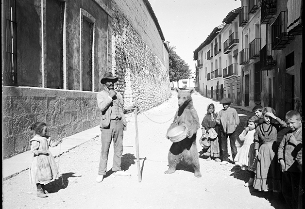 Feriante con un oso amaestrado en Morella (Castellón) hacia 1920 (Archivo Pascual del Ayuntamiento de Morella).

