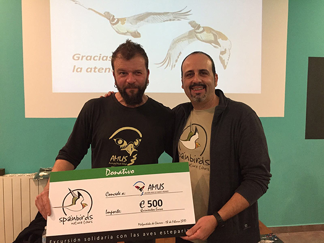 Antonio Pinilla, de Amus, recoge el donativo en favor del sisón común de manos de Santiago Villa, de Spainbirds Nature Tours.