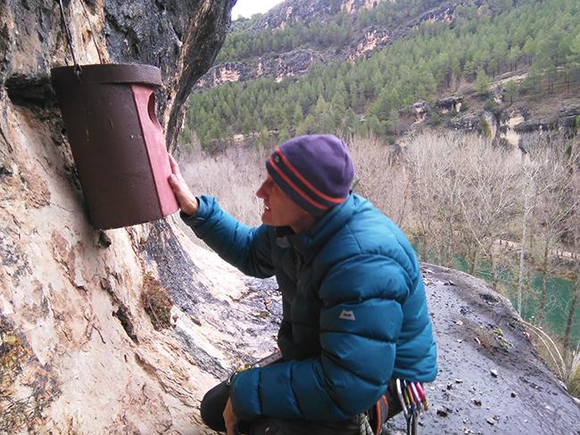 Un escalador coloca una caja nido para rapaces nocturnas en un cantil del Júcar cercano a Cuenca capital (foto: Daniel Balbuena).

