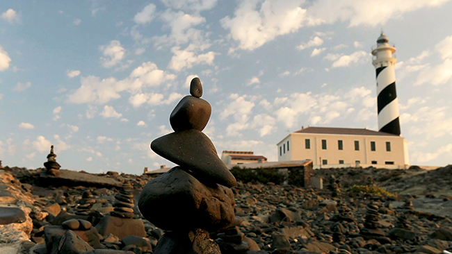Acumulaciones artificiales de piedra en el cabo de Favàritx (Menorca). Foto: Lalo García.

