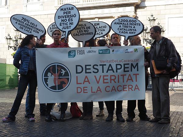 Varios activistas portan una pancarta y varios carteles durante la presentación de la campaña “La Veritat de la Cacera” en Barcelona el pasado 23 de noviembre.

