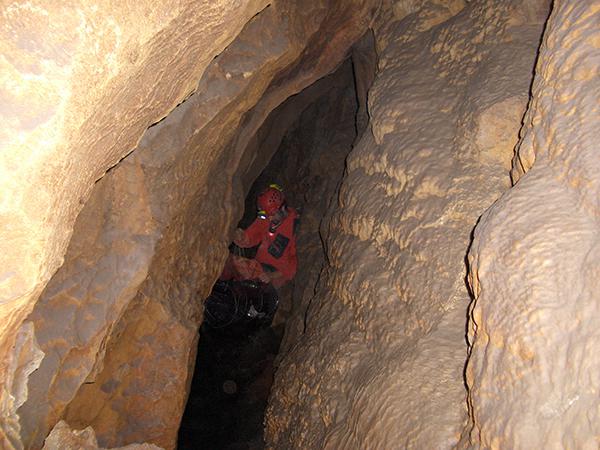 El autor en la cueva donde se localiza la única población subterránea de calandino (Squalius alburnoides) que se conoce hasta la fecha (foto: Archivo GEV).

