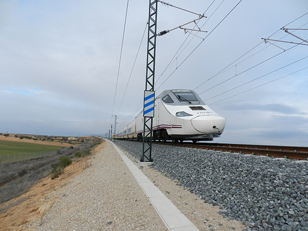 Tren de alta velocidad de la línea Madrid-Levante (foto: TEG-UAM/SECIM).