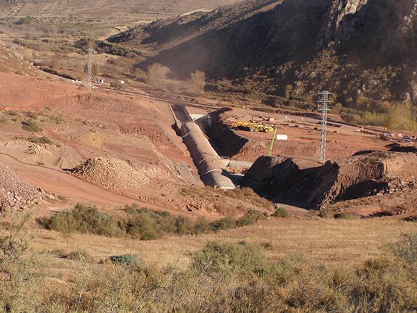 Obras de la presa de Mularroya, en la provincia de Zaragoza, una de las incluidas en el informe presentado por Ecologistas en Acción. Iniciadas hace diez años, aún no han concluido (foto: José Antonio Domínguez).

