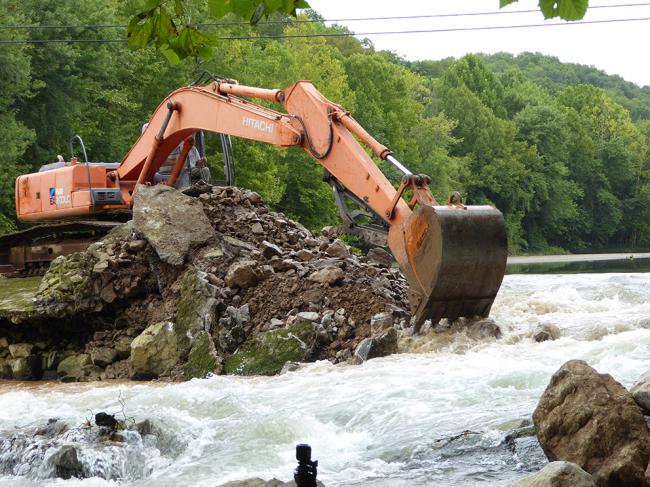 Momento de la demolición de una presa en el río Roaring, en el estado de Tennessee (Estados Unidos). Foto: Paul Kingsbury / The Nature Conservancy.