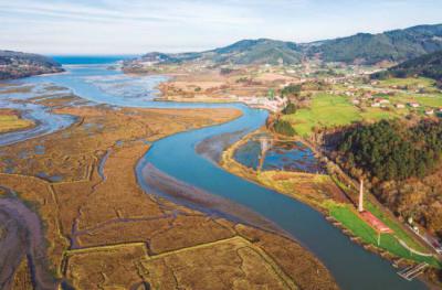 Vista aérea de la Reserva de la Biosfera de Urdaibai, en Bizkaia (foto: jon_chica / Adobe Stock).