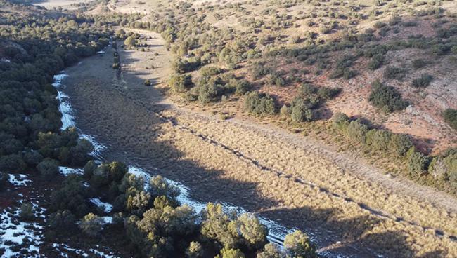 Vista aérea del valle de Las Hazadillas y del canal de drenaje paralelo al arroyo (foto: Equipo técnico del proyecto).