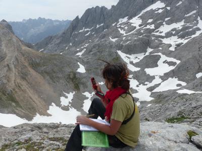 Una voluntaria toma datos meteorológicos durante su estancia en un punto de escucha para aves alpinas en el Parque Nacional Picos de Europa (foto: Miguel de Gabriel).