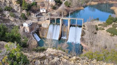 Vista aérea de la presa de Los Toranes, sobre el río Mijares, en la provincia de Teruel, y su central hidroeléctrica (foto: Mara Cabrejas).