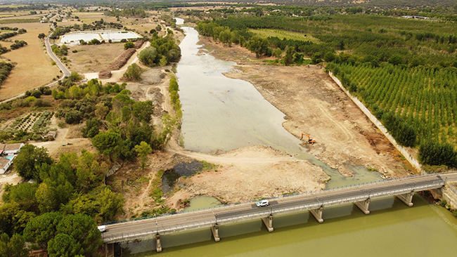 Aspecto actual del río Alberche y sus orillas tras la eliminación del bosque de ribera aguas abajo de la presa de Cazalegas ( Toledo). Foto: Fernando Cámara y Álvaro de La Cruz - Foto/Ardeidas.