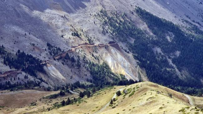 Obras de construcción de la pista forestal en la ladera norte del monte Maristás, en el Pirineo aragonés (foto: Ecologistas en Acción de Huesca).