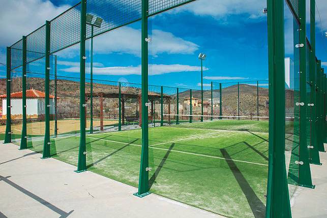 Pista de padel en las afueras de un pueblo (foto: joa / Adobe Stock).