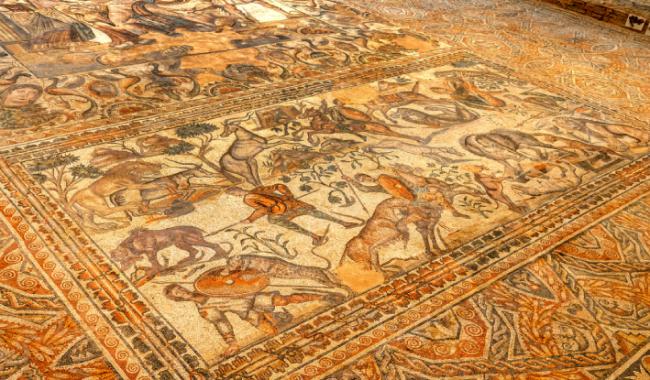 Escenas venatorias en uno de los impresionantes mosaicos de la villa romana de La Olmeda (Palencia).