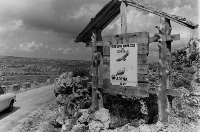 Primer cartel que señalaba la entrada al Refugio de Rapaces de Montejo (foto: Archivo Larena).