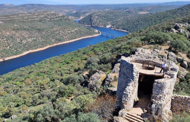 Panorámica del río Tajo a su paso por el Parque Nacional de Monfragüe, en una de las vistas más icónicas de este espacio protegido (foto: Navacepe / Adobe Stock).