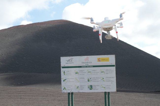 Vuelo de dron autorizado para obtener capas de vegetación en los alrededores de la montaña Pedro Perico, en el Parque Nacional de Timanfaya (foto: Gustavo Tejera).