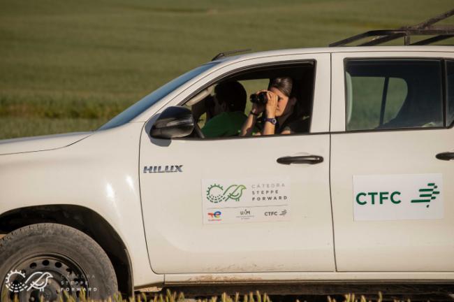 Censo de aves esteparias desde un vehículo durante un estudio de la Cátedra Steppe Forward.