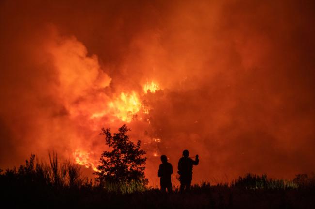 Personal de extinción en un incendio acontecido en 2022 en Bouses, al sur de Orense (foto: Pedro Armestre).