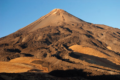 Las coladas que parten radialmente del cono del Teide proceden de la erupción denominada Lavas Negras (foto: Manuel Arechavaleta).